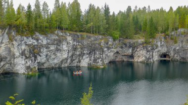 Rus kuzeyi. Kanyonu su basmış. Ruskeala Parkı. Gorta, antik destansı kalevala, manzara