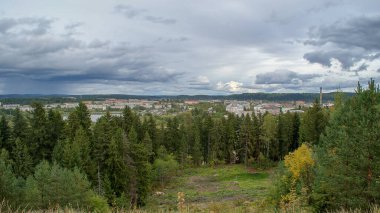 Çarpıcı Rus kuzeyi. Sortavala kasabası Onega Gölü 'nün kuzeybatısında yer almaktadır.