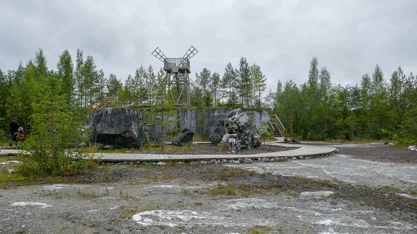 Rus kuzeyi. Kanyonu su basmış. Ruskeala Parkı. Gorta, antik destansı kalevala, manzara