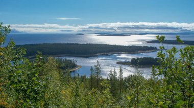 Kandalaksha ve şehrin çevresi. Güzel bir yer, Kandalakş Körfezi ve Beyaz Deniz manzarası.