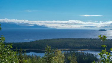 Kandalaksha ve şehrin çevresi. Güzel bir yer, Kandalakş Körfezi ve Beyaz Deniz manzarası.