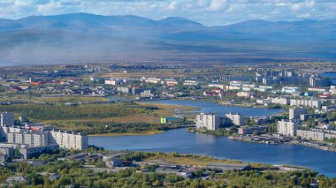 Rus kuzeyinin çarpıcı doğası. Tundra, Murmansk bölgesi. Monchegorsk 'ta muhteşem bir sonbahar.