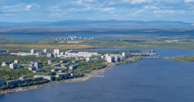 Rus kuzeyinin çarpıcı doğası. Tundra, Murmansk bölgesi. Monchegorsk 'ta muhteşem bir sonbahar.