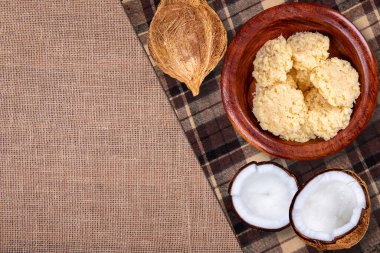 Kuru hindistan cevizli bir masada Brezilya kakaosu. Geleneksel Bahian tatlısı.