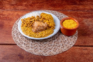 Geleneksel Afro Brezilya yemeği bamya ve kurutulmuş karidesle yapılıyor yanında da vatap, fasulye, pilav, tavuk ve manyok unu var..