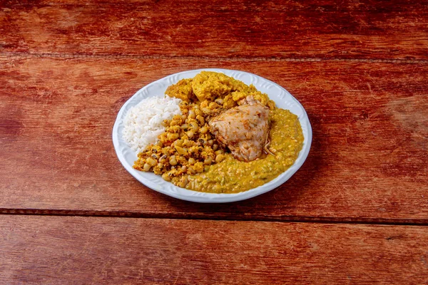 Traditionelles Afro Brasilianisches Gericht Mit Okra Und Getrockneten Garnelen Begleitet — Stockfoto