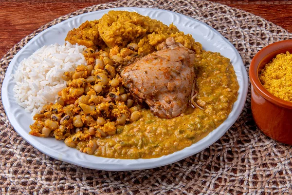 Traditionelles Afro Brasilianisches Gericht Mit Okra Und Getrockneten Garnelen Begleitet — Stockfoto