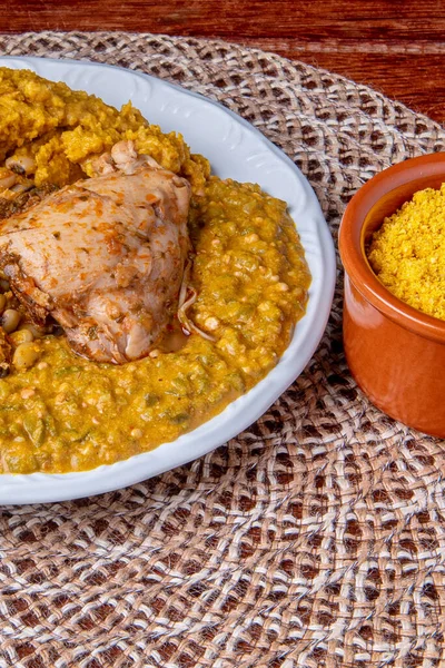 Traditionelles Afro Brasilianisches Gericht Mit Okra Und Getrockneten Garnelen Begleitet — Stockfoto