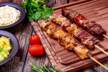 Kebap. Kesme tahtasında ızgara et, un ve sirkeli salata..