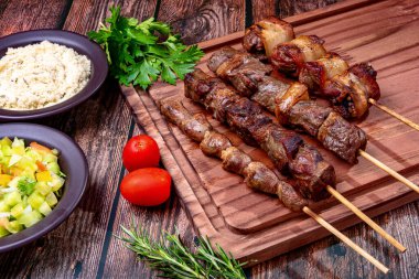 Kebap. Kesme tahtasında ızgara et, un ve sirkeli salata..