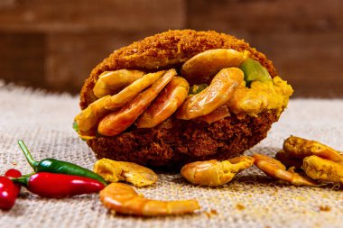 Vatapa, caruru, domates salatası ve karidesle doldurulmuş siyah bezelyeli ve soğanlı geleneksel Brezilya hamur tatlısı. Tipik Bahia yemekleri..