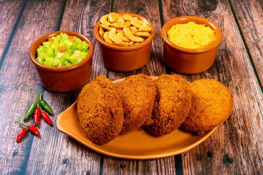 Vatapa, caruru, domates salatası ve karidesle doldurulmuş siyah bezelyeli ve soğanlı geleneksel Brezilya hamur tatlısı. Tipik Bahia yemekleri..