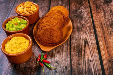 Vatapa, caruru, domates salatası ve karidesle doldurulmuş siyah bezelyeli ve soğanlı geleneksel Brezilya hamur tatlısı. Tipik Bahia yemekleri..