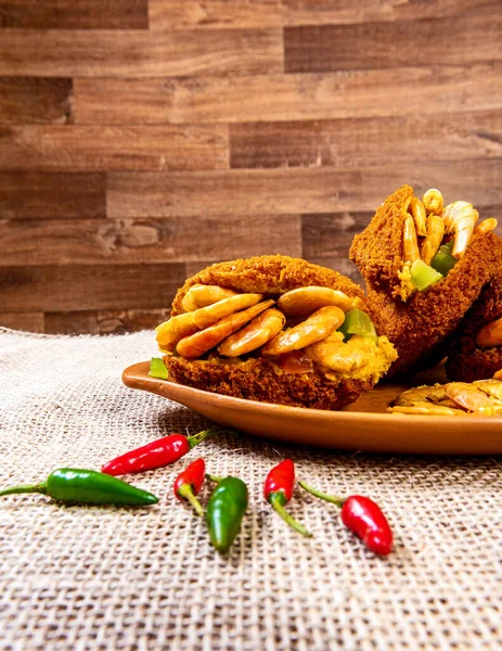 Acaraje Traditionelle Brasilianische Knödel Mit Schwarzen Erbsen Und Zwiebeln Gefüllt — Stockfoto