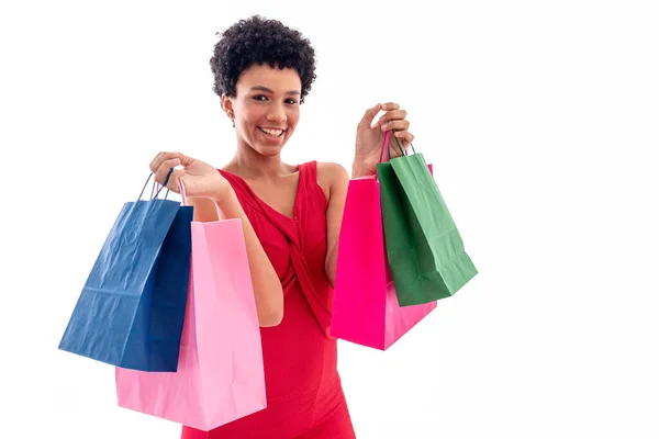 Fotografia Estúdio Jovem Mulher Elegante Sorrindo Com Sacos Compras Contra — Fotografia de Stock