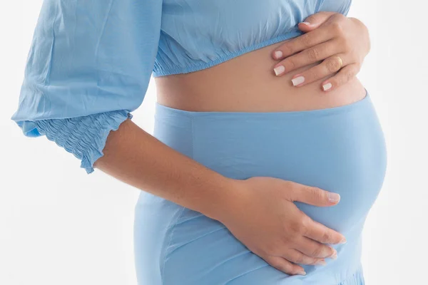 Vrolijk Lachende Zwangere Vrouw Die Haar Buik Aanraakt Geïsoleerd Een — Stockfoto