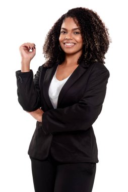 Stüdyo fotoğrafçılığı, her gün farklı durumlarda beyaz arka planda izole edilmiş, gülümseyen genç ve zarif siyahi bir kadın. Beyaz arka planı olan güzel bir kadın model..