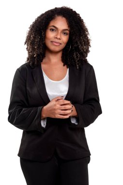 Stüdyo fotoğrafçılığı, her gün farklı durumlarda beyaz arka planda izole edilmiş, gülümseyen genç ve zarif siyahi bir kadın. Beyaz arka planı olan güzel bir kadın model..