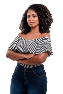 Stüdyo fotoğrafçılığı, her gün farklı durumlarda beyaz arka planda izole edilmiş, gülümseyen genç ve zarif siyahi bir kadın. Beyaz arka planı olan güzel bir kadın model..