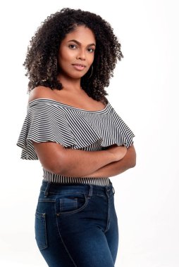 Stüdyo fotoğrafçılığı, her gün farklı durumlarda beyaz arka planda izole edilmiş, gülümseyen genç ve zarif siyahi bir kadın. Beyaz arka planı olan güzel bir kadın model..