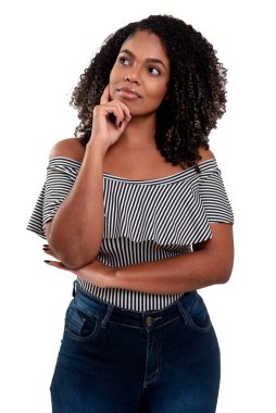 Stüdyo fotoğrafçılığı, her gün farklı durumlarda beyaz arka planda izole edilmiş, gülümseyen genç ve zarif siyahi bir kadın. Beyaz arka planı olan güzel bir kadın model..