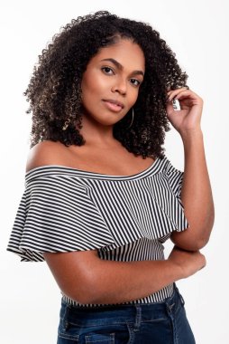 Stüdyo fotoğrafçılığı, her gün farklı durumlarda beyaz arka planda izole edilmiş, gülümseyen genç ve zarif siyahi bir kadın. Beyaz arka planı olan güzel bir kadın model..