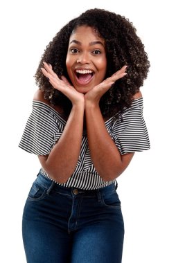 Stüdyo fotoğrafçılığı, her gün farklı durumlarda beyaz arka planda izole edilmiş, gülümseyen genç ve zarif siyahi bir kadın. Beyaz arka planı olan güzel bir kadın model..