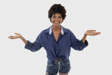 Siyah kadın gülümsüyor, beyaz arka planda soyutlanmış..