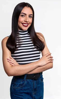 Gülümseyen kadın, beyaz arka planda soyutlanmış..