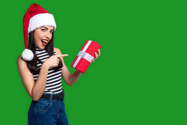 Weihnachtsmann Hält Ein Geschenk Isoliert Auf Dem Hintergrund Mit Platz — Stockfoto