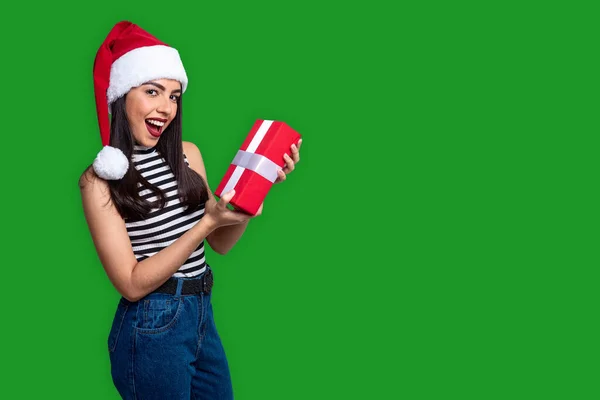 Weihnachtsmann Hält Ein Geschenk Isoliert Auf Dem Hintergrund Mit Platz — Stockfoto