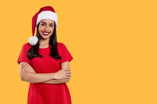 Femme Avec Chapeau Noël Isolée Sur Fond Jaune — Photo