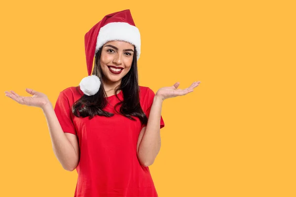 Femme Avec Chapeau Noël Isolée Sur Fond Jaune — Photo