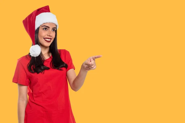 Frau Mit Weihnachtsmütze Isoliert Auf Gelbem Hintergrund — Stockfoto