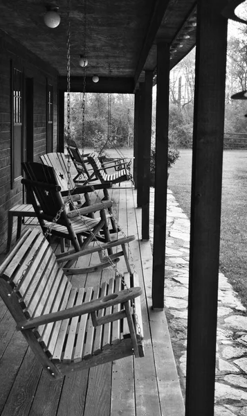 Teksas çiftliğinde sessiz bir veranda.