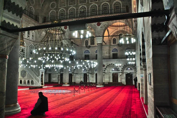 在清真寺里祈祷的人 — 图库照片