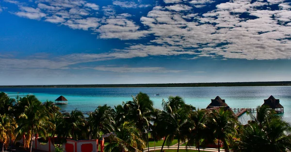 Gölün panoramik görüntüsü