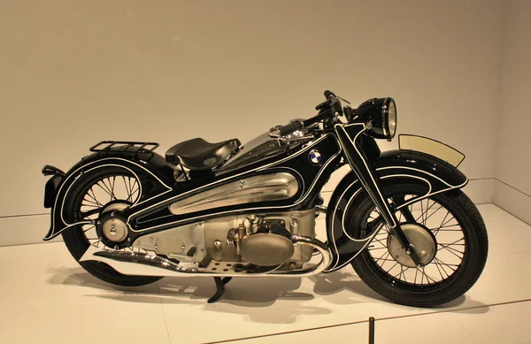 Eski bir BMW motosikleti