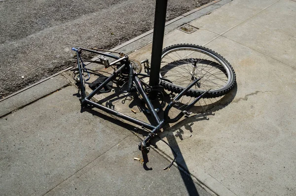 Restos Uma Bicicleta Descascada Por Vândalos — Fotografia de Stock