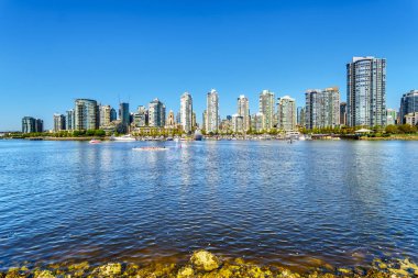 Şehir Vancouver, British Columbia, False Creek giriş--dan açık yaz gününde görülen Kanada manzarası