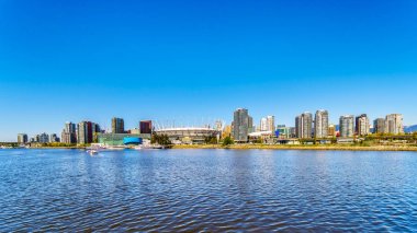 Şehir Vancouver, British Columbia, False Creek giriş--dan açık yaz gününde görülen Kanada manzarası 