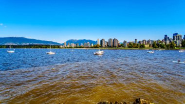 Ünlü Yelkenli tekne ve faaliyetleri False Creek ve İngilizce Bay güzel British Columbia, Kanada, Vancouver