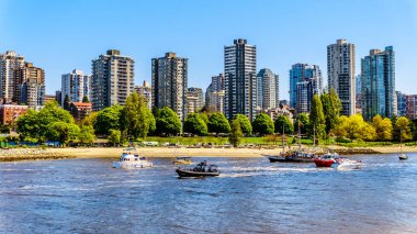 Şehir Vancouver, British Columbia, Kanada ile lots-in giriş False Creek adlı tekne etkinliği açık yaz gününde Batı ucunun manzarası 