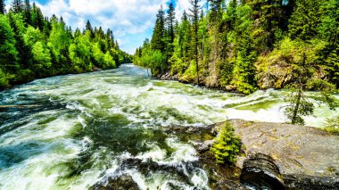 Büyük su akışı Karibu dağlar Wells gri Provincial Park, British Columbia, Kanada derin kar paketinin erime nedeniyle Murtle Nehri'nde bahar ikinci tur sırasında .