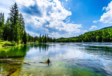 Clearwater Gölü Wells gri Provincial Park, British Columbia'da yapılacak. Göl Karibu dağlarda yüksekte ve Clearwater Nehri ve sonra Thompson Nehri beslemeleri