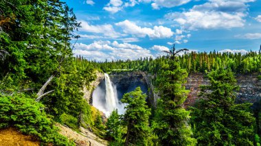 Muhteşem ve ünlü Helmcken Falls Wells gri il British Columbia, Kanada, parkta onun 141 metre serbest düşme ile bir erken bahar kar sırasında en yüksek ses seviyesinde düşme ile eritin.