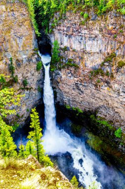 Wells gri Provincial Park, Bc, Kanada, akışı bir lav yatak üzerinde güzel Spahats Falls'ta bir 75 metre Spahats dere içine damla.