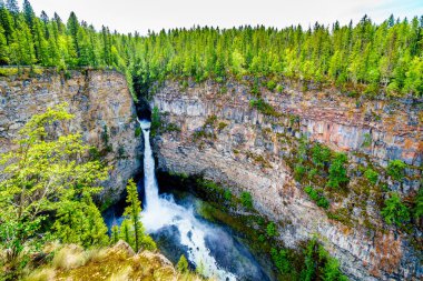 Wells gri Provincial Park, Bc, Kanada, akışı bir lav yatak üzerinde güzel Spahats Falls'ta bir 75 metre Spahats dere içine damla.