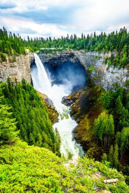 Muhteşem ve ünlü Helmcken Falls Wells gri il British Columbia, Kanada, parkta onun 141 metre serbest düşme ile bir erken bahar kar sırasında en yüksek ses seviyesinde düşme ile eritin