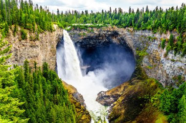 Muhteşem ve ünlü Helmcken Falls Wells gri il British Columbia, Kanada, parkta onun 141 metre serbest düşme ile bir erken bahar kar sırasında en yüksek ses seviyesinde düşme ile eritin
